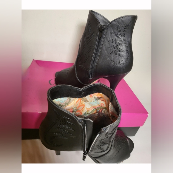 EUC! Miranda by Miranda Lambert Black Boots. Size 6.5. - Picture 6 of 10
